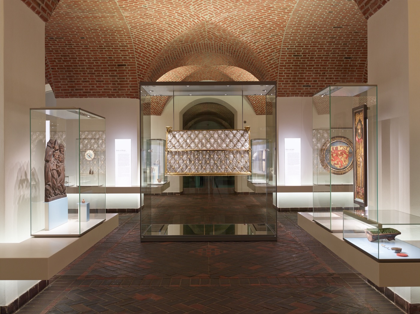 Germanisches Nationalmuseum Nürnberg, Dauerausstellung Mittelalterbilder im ehemaligen Lapidarium, Großvitrine mit dem Heiltumsschrein