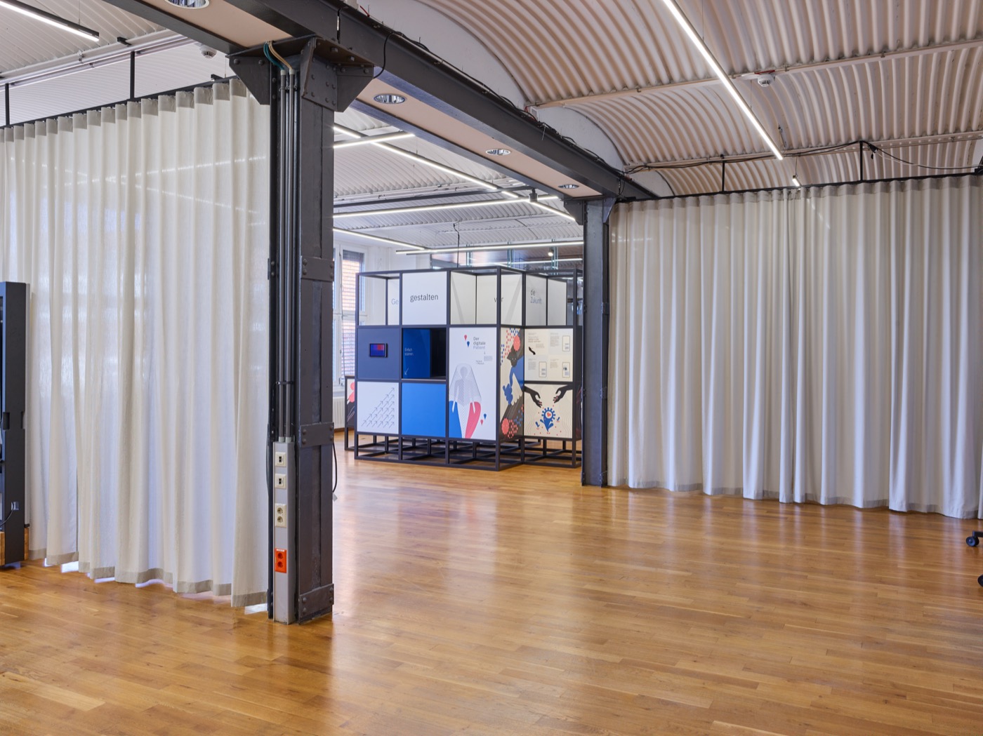 IBM-IX Health Lab, Veranstaltungs- und Ausstellungsbereich mit abtrennbaren Raumbereichen über Vorhänge